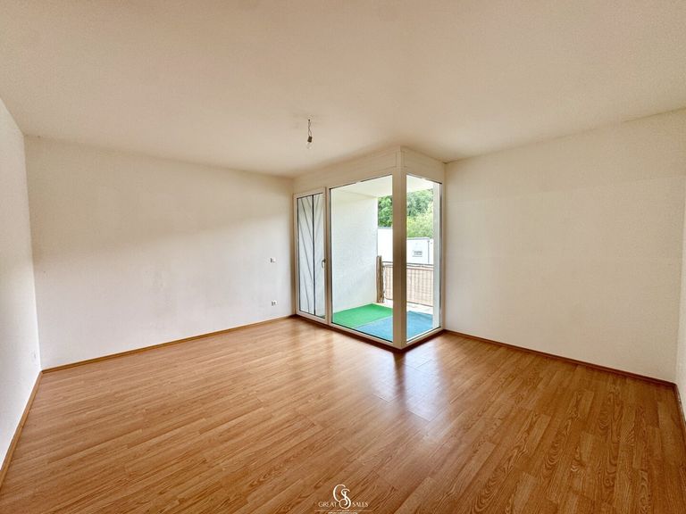 Wohnzimmer mit Zugang zur Terrasse