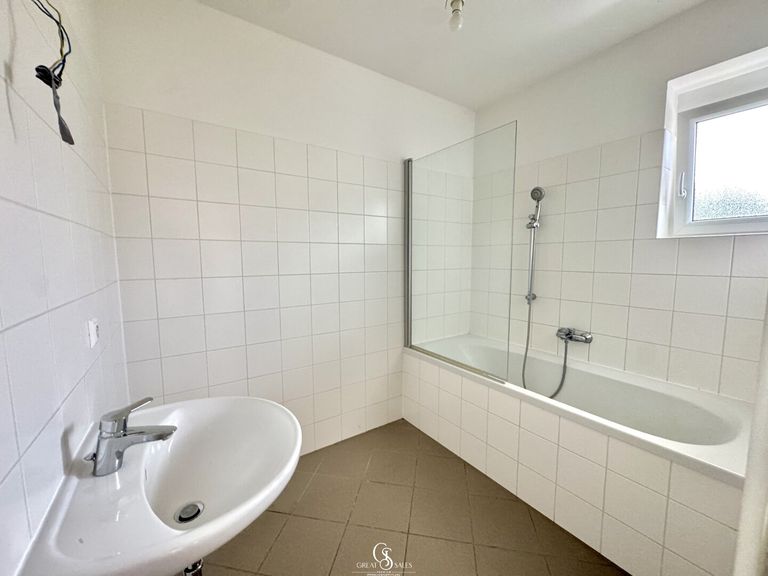 Bad mit Badewanne & Fenster