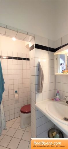 Badezimmer mit Dusche und Toilette