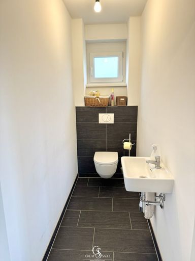 Toilette mit Waschbecken