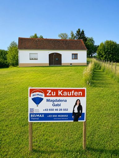 Gebäude und Garten vorne