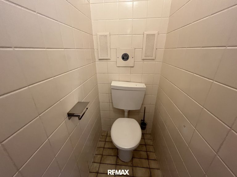 separates WC