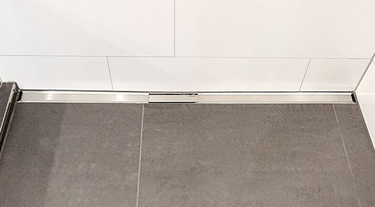 Verflieste Dusche, Geberit Duschrinne Metall gebürstet