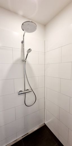 Verflieste Dusche mit Geberit Duschrinne Metall gebürstet