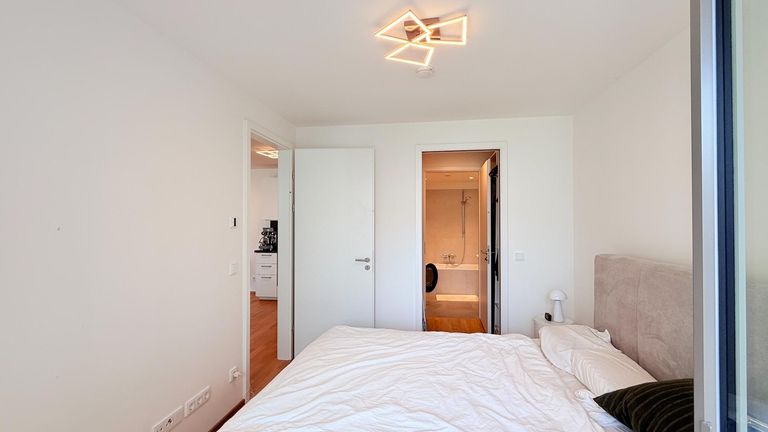 Schlafzimmer mit Blick zum Schrankzimmer