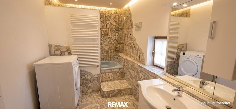 Badezimmer mit Wanne und WaMa Anschluss