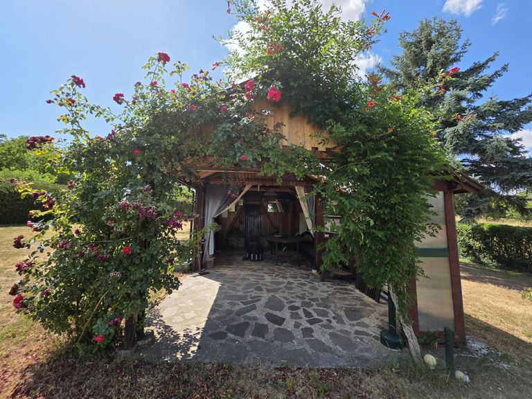 Laube mit Brunnenhaus (2)