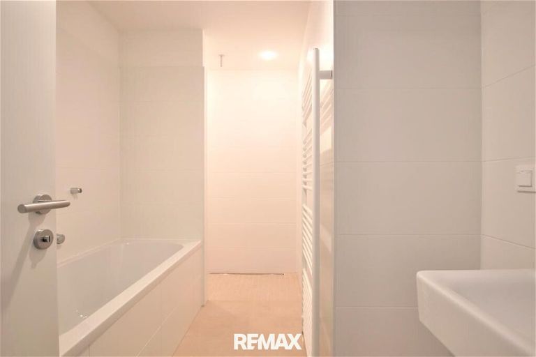 Badezimmer mit Wanne und Dusche