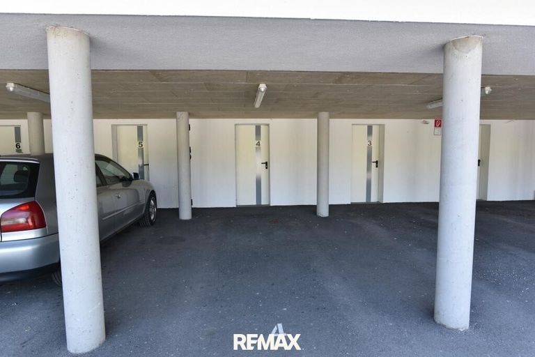 überdachter Autoabstellplatz