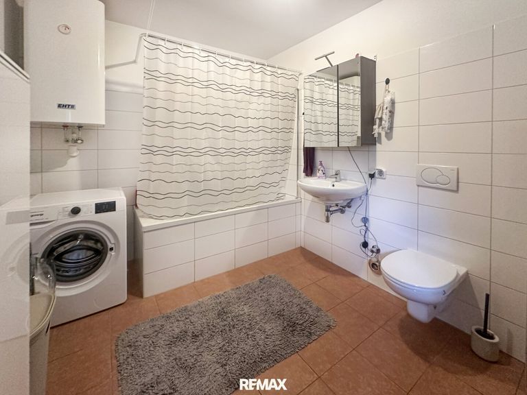 Badezimmer mit Badewanne und Fenster
