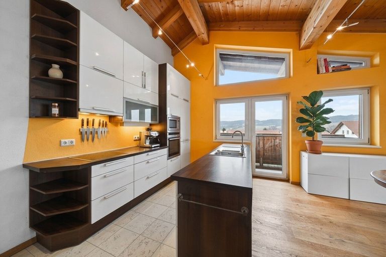 Küche mit Zugang zum Balkon