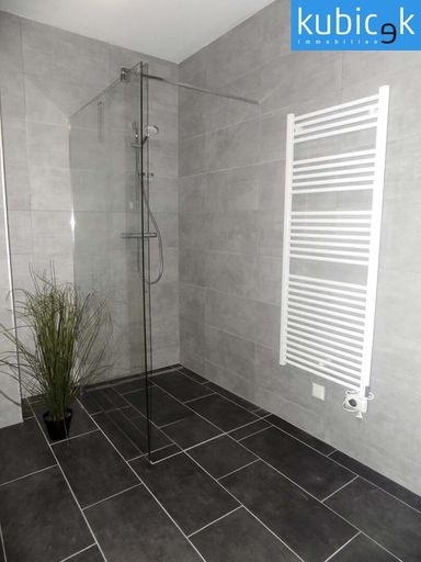 Badezimmer mit Handtuchheizkörper
