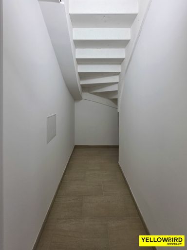 AR unter Treppe