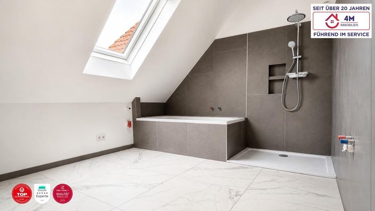 Bad mit Dusche und Wanne