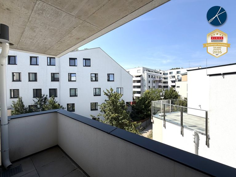 Balkon mit Blick in den grünen Innenhof