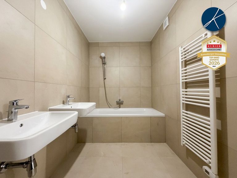 Badezimmer mit Doppelwaschbecken
