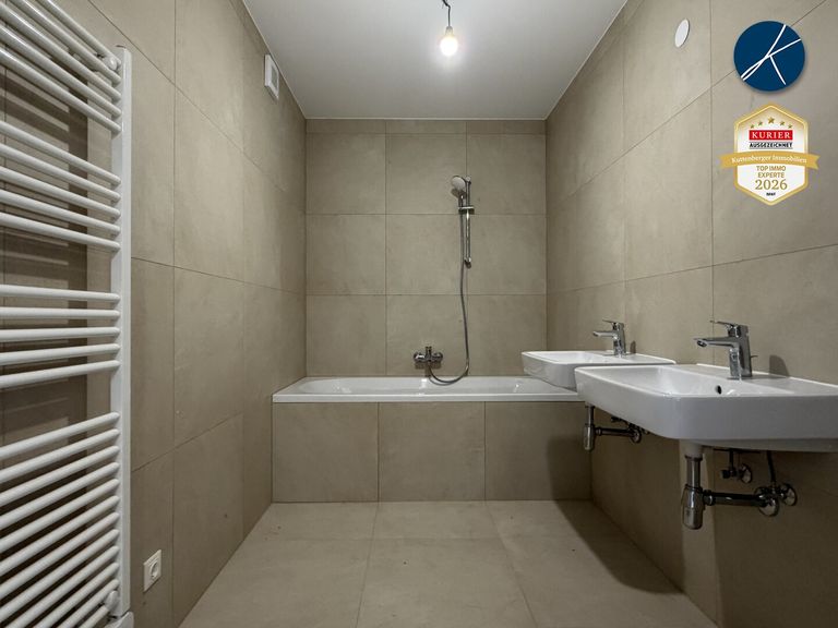 Badezimmer mit Doppelwaschbecken