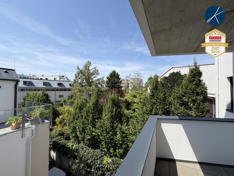 Balkon mit Blick in den grünen Innenhof