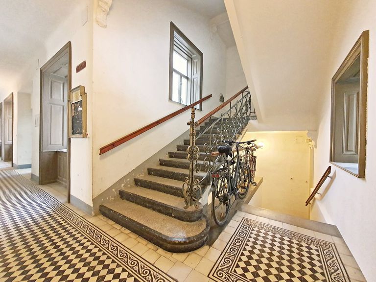 Abgang zur Wohnung und Innenhof - gepflegtes Stiegenhaus