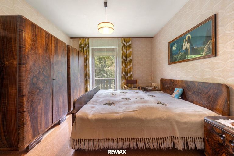 Schlafzimmer mit Zugang zum Balkon