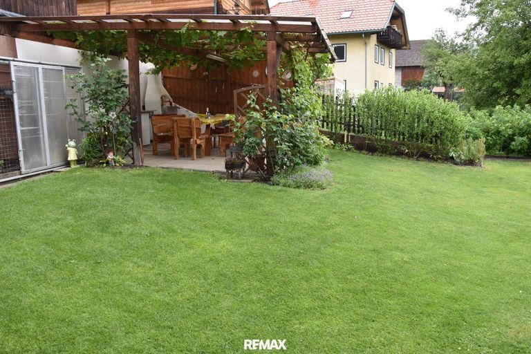 Grünfläche mit Grillplatz 