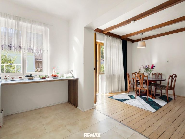 Blick von der Küche zum Esszimmer