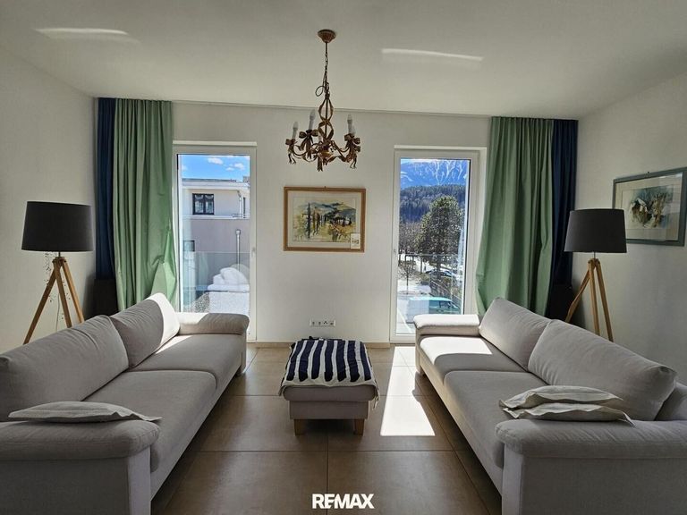 großzügiges Wohnzimmer