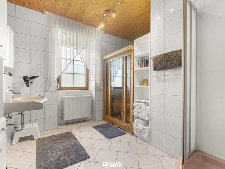 Badezimmer in der Ferienwohnung mit Infrarotkabine
