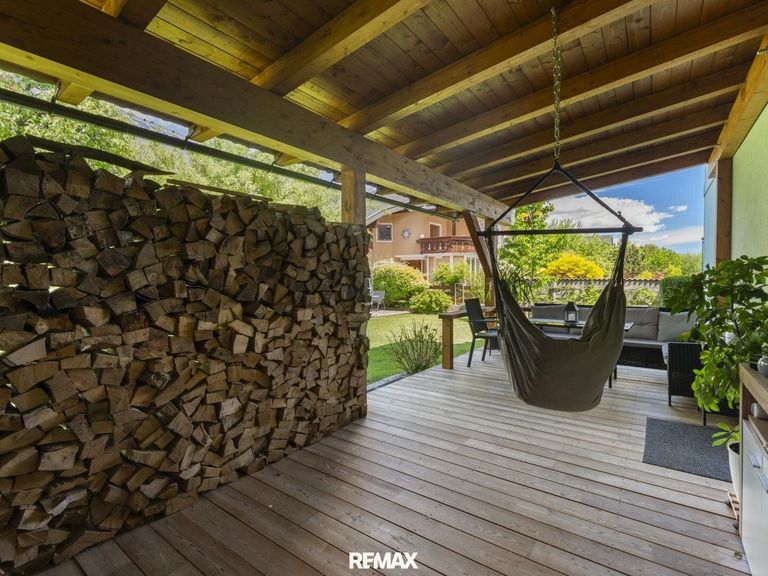 Raum zum Relaxen auf der überdachten Terrasse