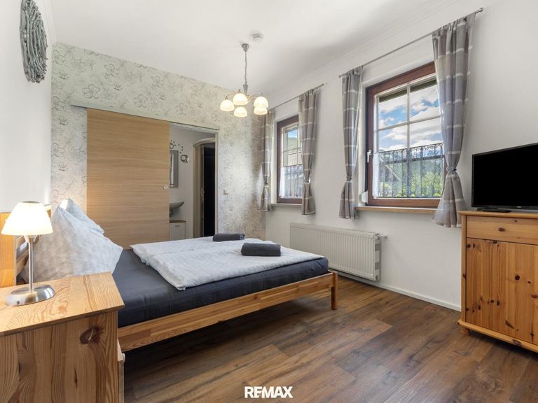 Schlafzimmer im Apartment mit Bad