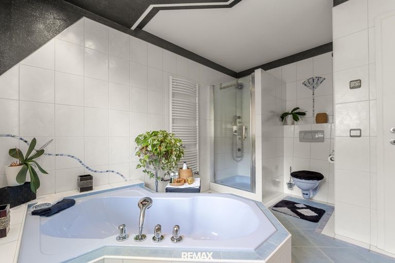 großzügiges Badezimmer