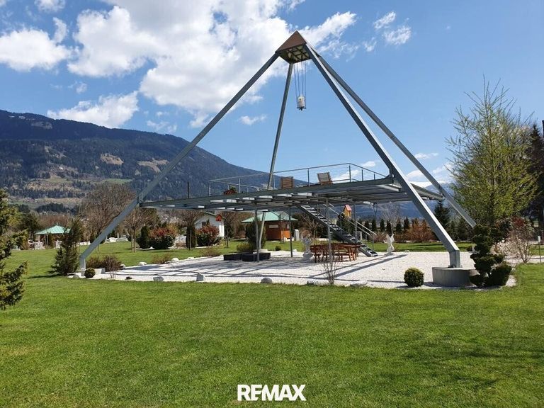 kubische Pyramide mit Bergkristall