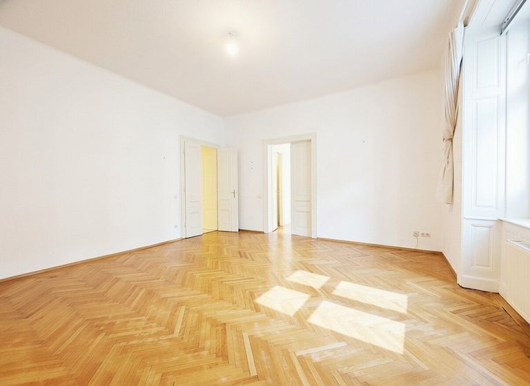 großzügiges Wohnzimmer 31 m²