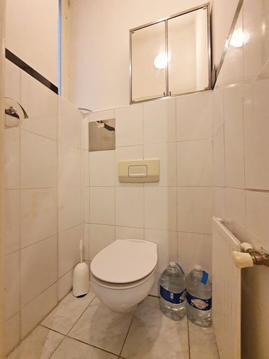 separates WC