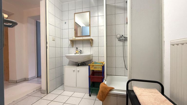 Dusche im Waschraum Keller