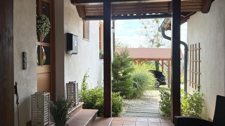 Eingangsbereich mit schattigem Platzerl