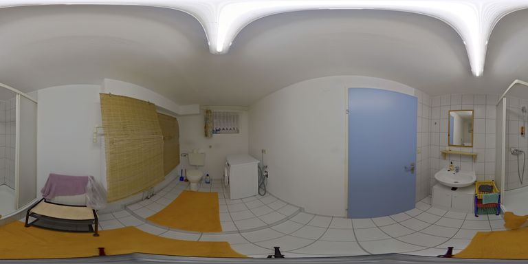 Waschraum mit WC und Dusche