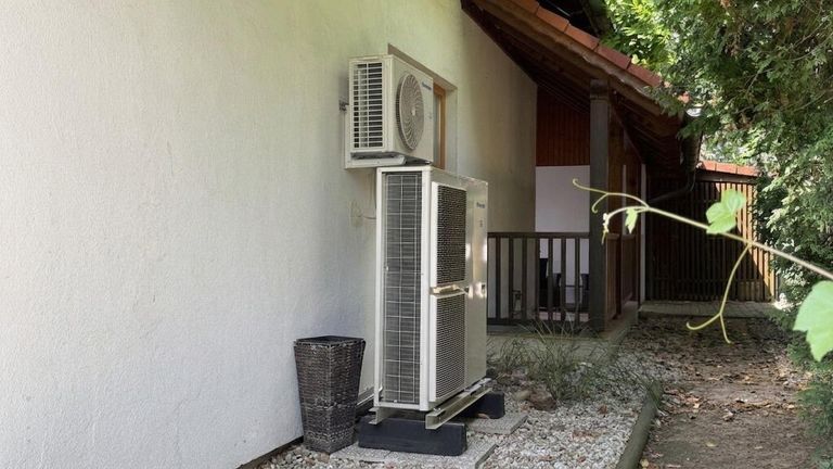 hinter dem Haus Luftwärmepumpe und Klimaaußengerät