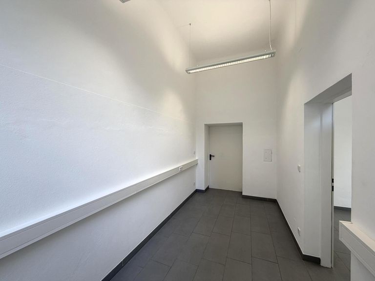 Nebenraum ( 3 von 3 ) mit Ausgang in den Innenhof