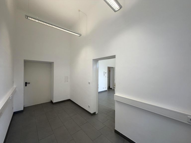 Nebenraum ( 3 von 3 ) mit Ausgang in den Innenhof