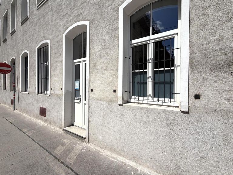 Straßenansicht / Eingang Geschäftsraum