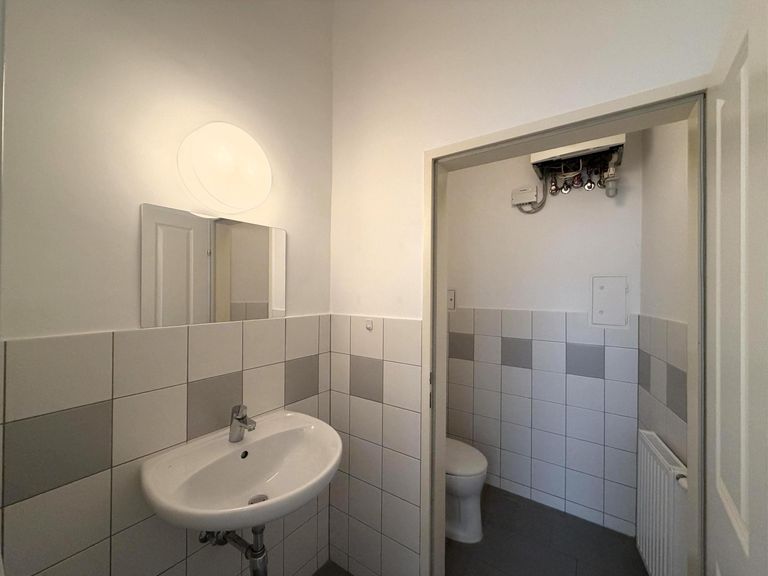 Vorraum zur Toilette mit Waschtisch