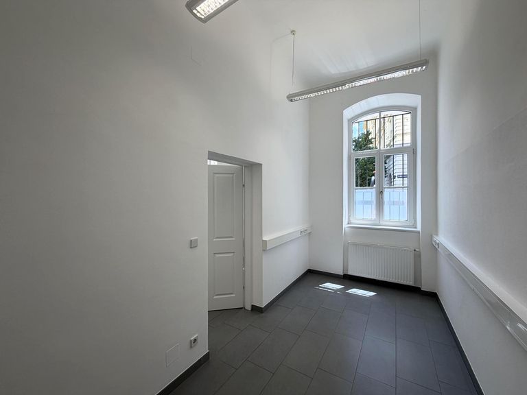 Nebenraum ( 3 von 3 ) mit Ausgang in den Innenhof