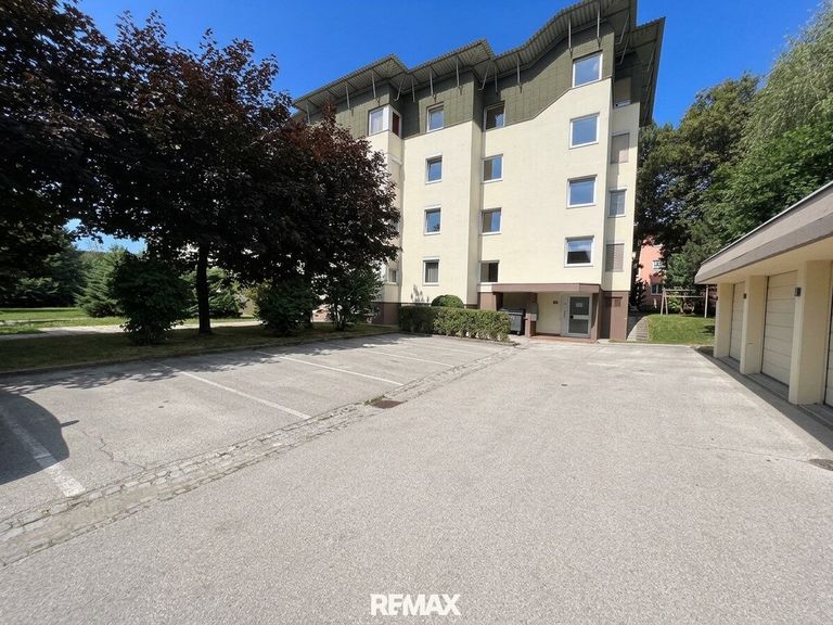 Wohnhaus samt Parkflächen