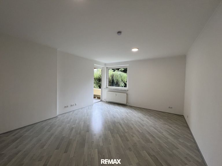 Wohnzimmer mit Zugang Loggia