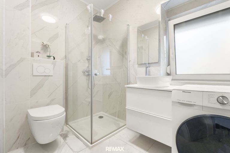 Badezimmer mit Dusche