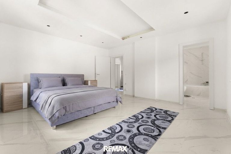 Schlafzimmer mit Badezimmer en Suite OG
