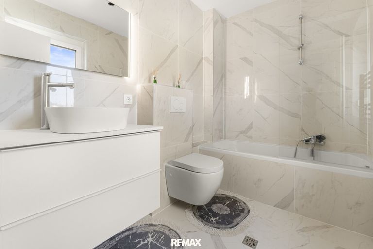 Badezimmer mit Badewanne OG