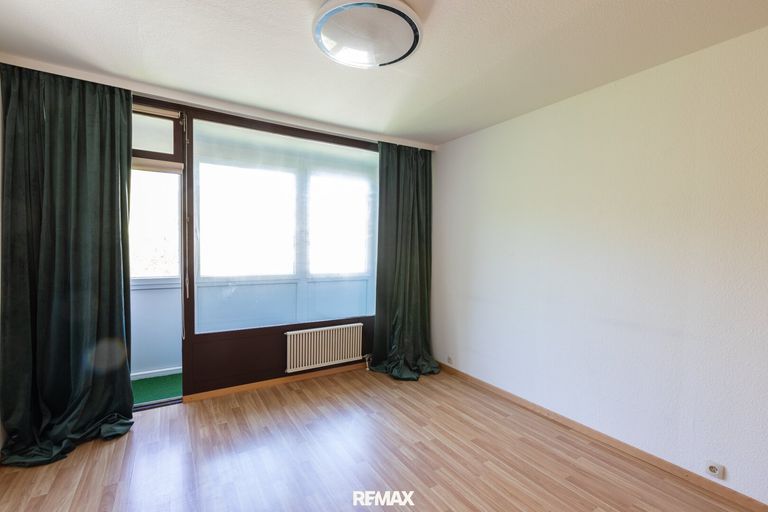 Schlafzimmer mit verglaster Loggia