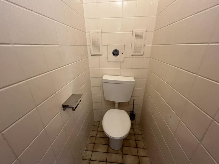 separates WC